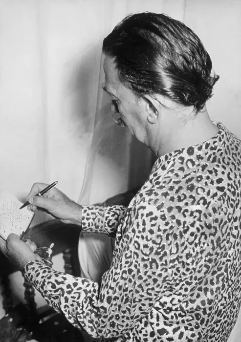 Stampa con cornice : Spanien. Spagna - Spagna, 1957 - Salvador Dali dà un Autografo per la rivista Stampa con cornice : Spanien. Spagna - Spagna, 1957 - Salvador Dali dà un Autografo per la rivista