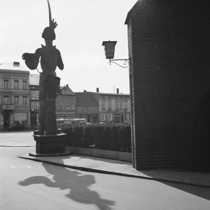 Gerahmter Druck : Stendal. Hinterblick auf die Statuenschiffung von Roland im Stadtteil Stendal Gerahmter Druck : Stendal. Hinterblick auf die Statuenschiffung von Roland im Stadtteil Stendal
