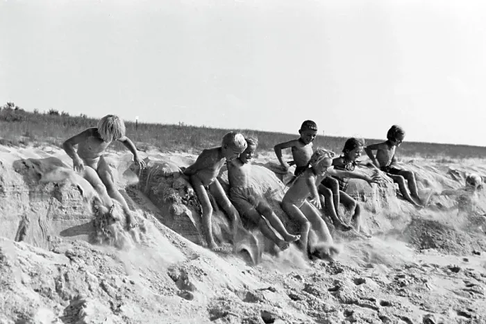 Framed Print : Am Strand. Kinder toben sich am Strand aus, Deutschland 1939 Framed Print : Am Strand. Kinder toben sich am Strand aus, Deutschland 1939