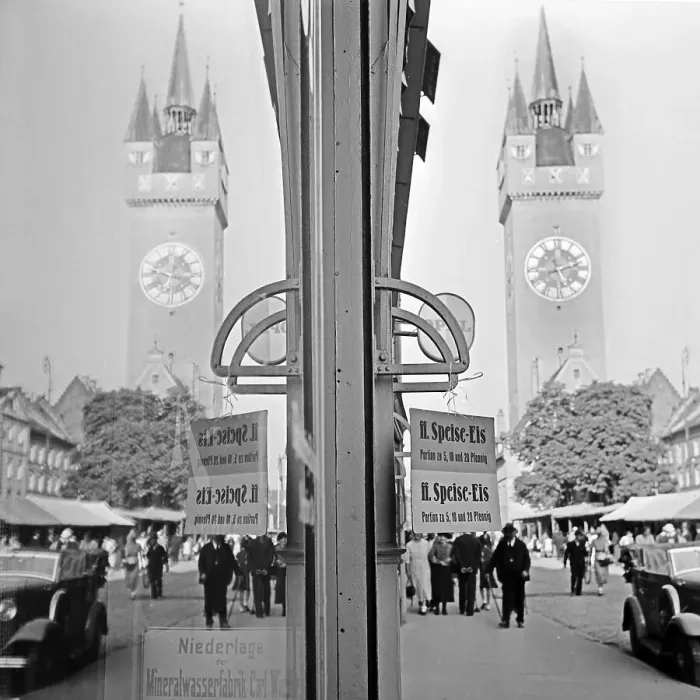 Framed Print : Straubing. Der Stadtturm von Straubing spiegelt sich in der Schaufensterscheibe Framed Print : Straubing. Der Stadtturm von Straubing spiegelt sich in der Schaufensterscheibe