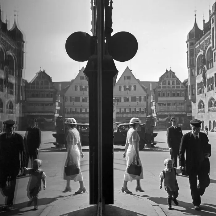 Stampa con cornice : Passanti a Stuttgart riflessi in un vetrina di negozio al mercato principale della città di Stoccarda, Germania 1930. Stampa con cornice : Passanti a Stuttgart riflessi in un vetrina di negozio al mercato principale della città di Stoccarda, Germania 1930.