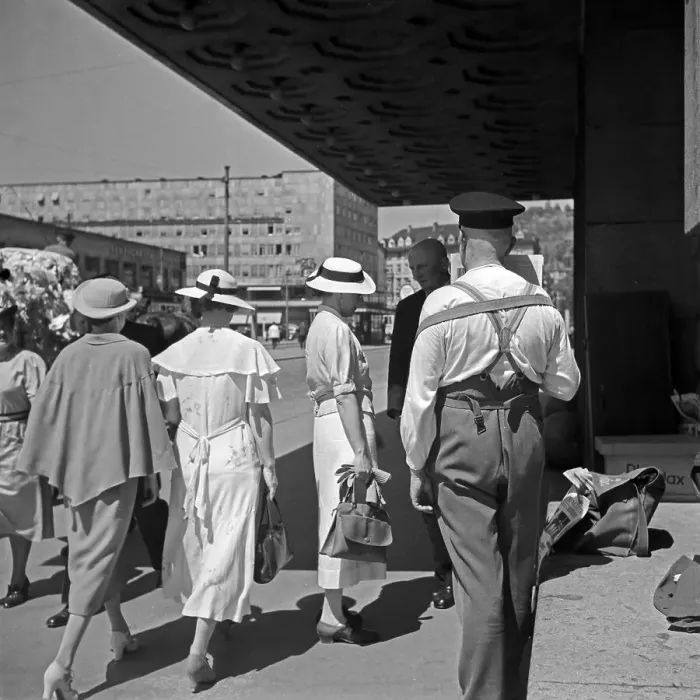 Impresión enmarcada : Stuttgart. Gente en el centro de la ciudad de Stuttgart, Alemania décadas de 1930