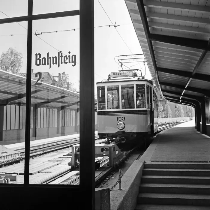 Impression encadrée : Stuttgart. Train à destination de Degerloch attendant sur le quai du gare