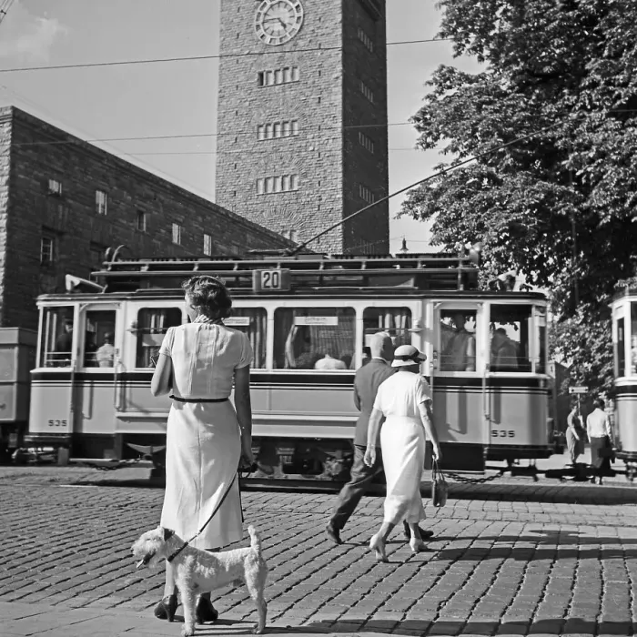 Gerahmter Druck : Stuttgart. Besucher und die Straßenbahn der Linie 20 vor dem Hauptbahnhof in Stuttgart