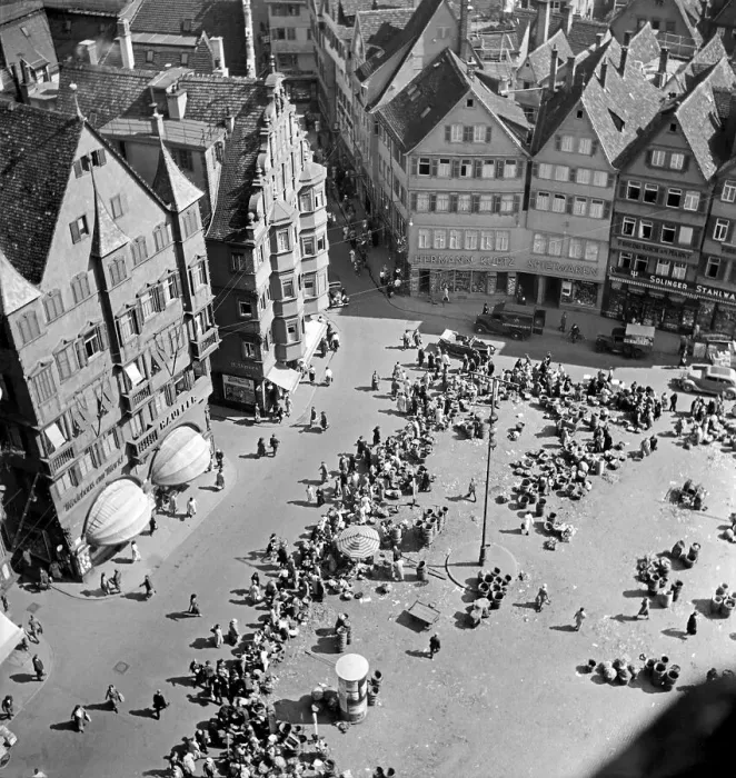 Impression encadrée : Stuttgart. Blick du la tour de l'hôtel-de-ville sur le marché principal