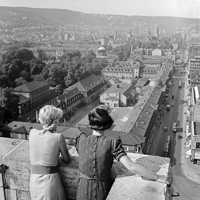 Impression encadrée : Stuttgart. Deux femmes regardent le jardin du château à Stuttgart en Allemagne
