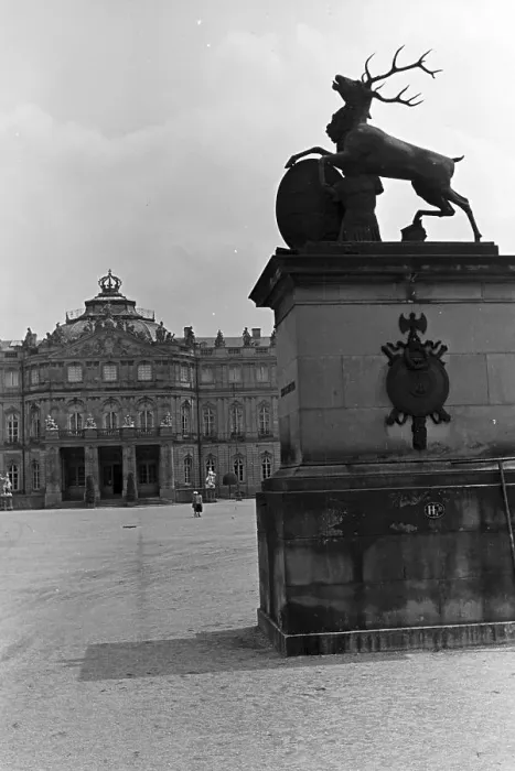 Impression encadrée : Stuttgart. Le Nouveau Château à Stuttgart avec la statuaire d'un cheval Impression encadrée : Stuttgart. Le Nouveau Château à Stuttgart avec la statuaire d'un cheval