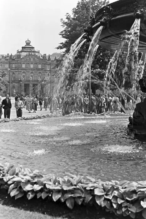 Gerahmter Druck : Stuttgart. Das Neue Schloss in Stuttgart ist eines der wichtigsten Wahrzeichen Gerahmter Druck : Stuttgart. Das Neue Schloss in Stuttgart ist eines der wichtigsten Wahrzeichen