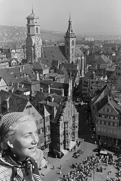 Framed Print : Stuttgart. Blick auf den belebten Stuttgarter Marktplatz, Deutschland 1930er Jahre Framed Print : Stuttgart. Blick auf den belebten Stuttgarter Marktplatz, Deutschland 1930er Jahre