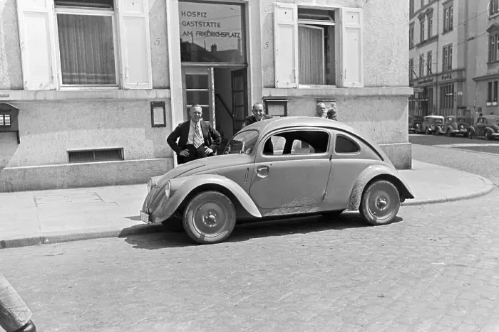 Stampa con cornice : Stuttgart. Vista sul vivace mercato di Stoccarda, Germania anni '30