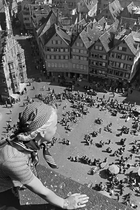 Gerahmter Druck : Stuttgart. Ein Blick auf den belebten Stuttgarter Markt im Jahr der zwanziger Gerahmter Druck : Stuttgart. Ein Blick auf den belebten Stuttgarter Markt im Jahr der zwanziger