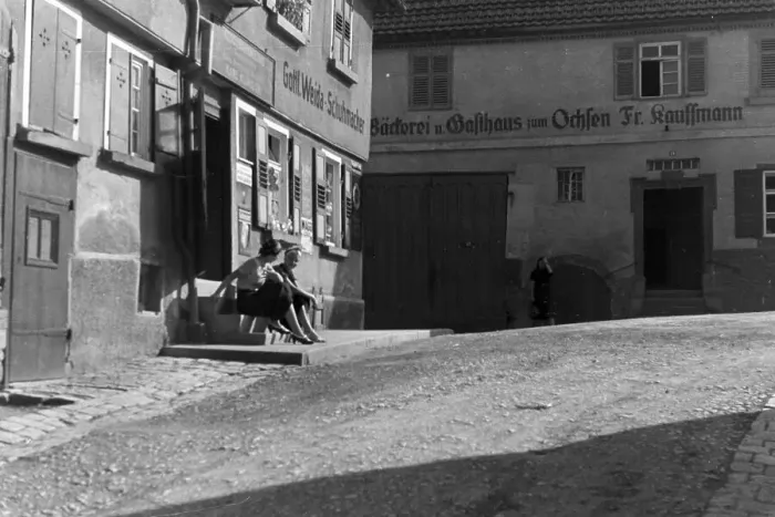 Stampa con cornice : Stuttgart. Due giovani donne nel quartiere di Uhlbach a Stoccarda Stampa con cornice : Stuttgart. Due giovani donne nel quartiere di Uhlbach a Stoccarda