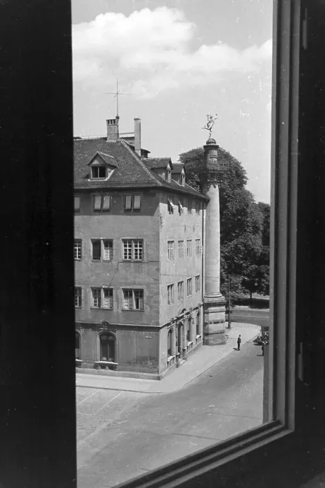 Impresión enmarcada : Stuttgart. La columna de Mercurio y la antigua cancillería en Estuttgart Impresión enmarcada : Stuttgart. La columna de Mercurio y la antigua cancillería en Estuttgart
