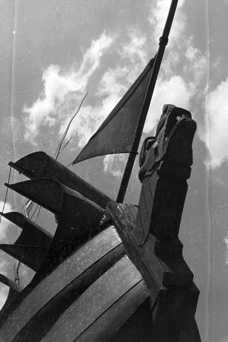 Impression encadrée : Stuttgart. Un ancien bateau en bois à Stuttgart, Allemagne des années 1930 Impression encadrée : Stuttgart. Un ancien bateau en bois à Stuttgart, Allemagne des années 1930