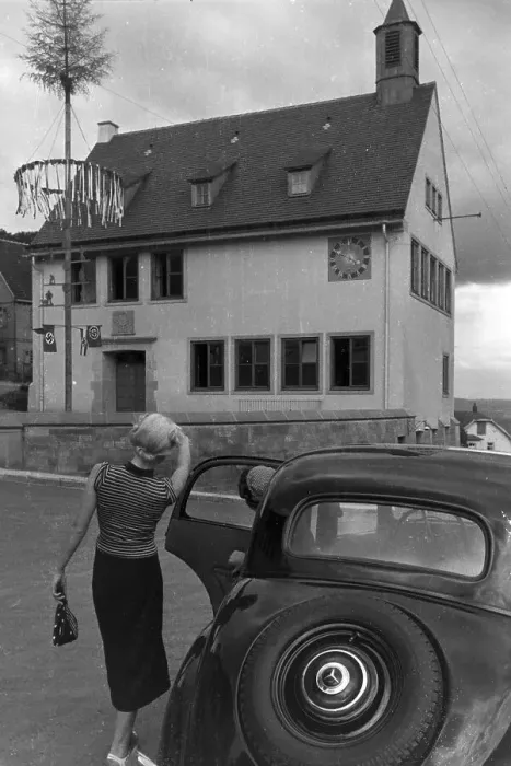 Impresión enmarcada : Stuttgart. Dos jóvenes mujeres salen del auto, Alemania década de los años treinta Impresión enmarcada : Stuttgart. Dos jóvenes mujeres salen del auto, Alemania década de los años treinta