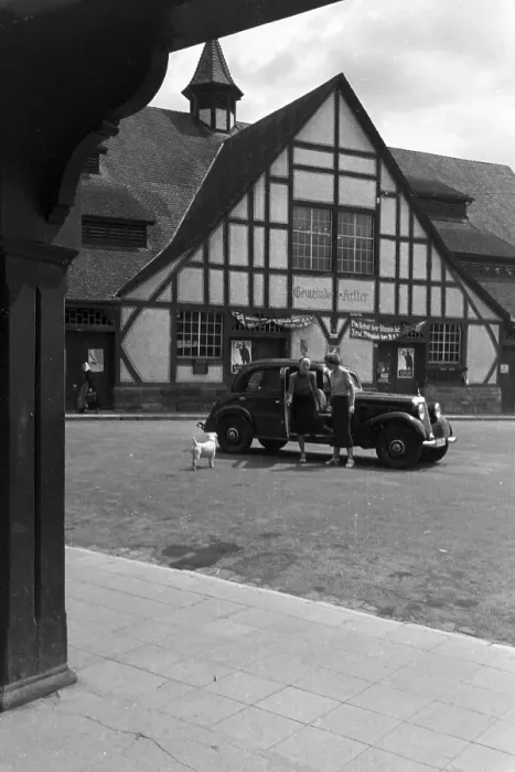 Impression encadrée : Stuttgart. Deux jeunes femmes à leur arrivée dans le quartier de Uhlbach Impression encadrée : Stuttgart. Deux jeunes femmes à leur arrivée dans le quartier de Uhlbach