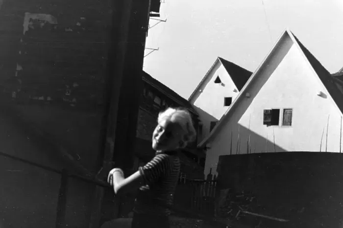 Impression encadrée : Stuttgart. Une jeune femme à Stuttgart en Allemagne dans les années 1930 Impression encadrée : Stuttgart. Une jeune femme à Stuttgart en Allemagne dans les années 1930