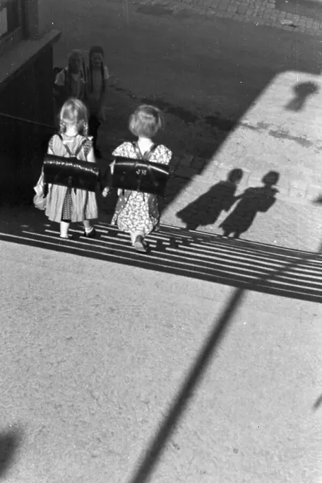 Stampa con cornice : Stuttgart. Due piccole ragazze scuole in via per casa, Germania anni '30 Stampa con cornice : Stuttgart. Due piccole ragazze scuole in via per casa, Germania anni '30