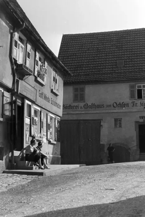 Gerahmter Druck : Stuttgart. Zwei junge Frauen besuchen den Stuttgarter Stadtteil Uhlbach