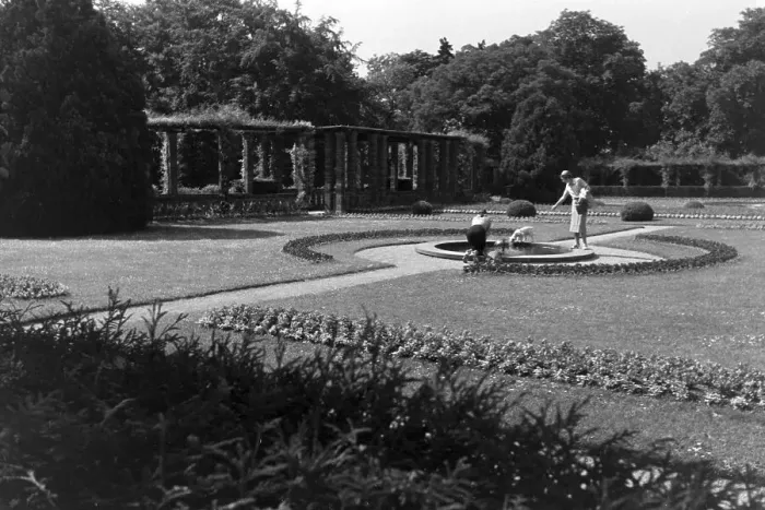 Impression encadrée : Stuttgart. Dans le parc de la villa Berg à Stuttgart, Allemagne des années 1930
