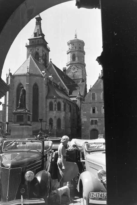 Stampa con cornice : Stuttgart. Parkende Autos vor der Stiftskirche in Stuttgart, Germania negli anni '30