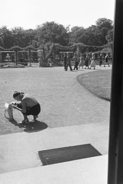 Gerahmter Druck : Stuttgart. Während einem Spaziergang in Stuttgart, Deutschland der 1930er Jahre