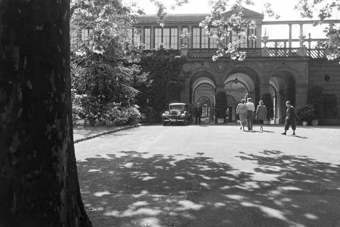 Framed Print : Stuttgart. Beim Spaziergang durch Stuttgarts Straßen, Deutschland 1930er Jahre Framed Print : Stuttgart. Beim Spaziergang durch Stuttgarts Straßen, Deutschland 1930er Jahre