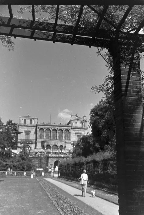 Gerahmter Druck : Stuttgart. In dem Park der Villa Berg in Stuttgart, Deutschland der 1930er Jahre