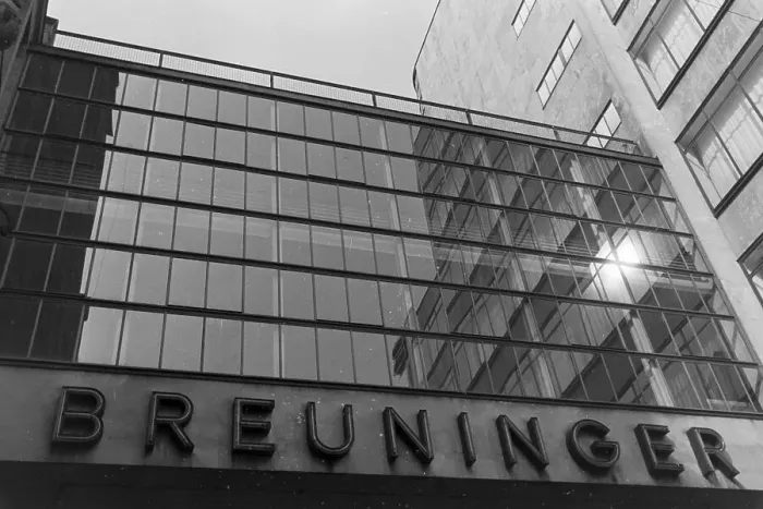 Impresión enmarcada : Stuttgart. El departamento de la tienda Breuninger en Stuttgart Impresión enmarcada : Stuttgart. El departamento de la tienda Breuninger en Stuttgart