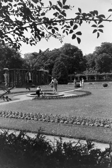 Gerahmter Druck : Stuttgart. In dem Park der Villa Berg in Stuttgart, Deutschland von den 1930ern Jahren