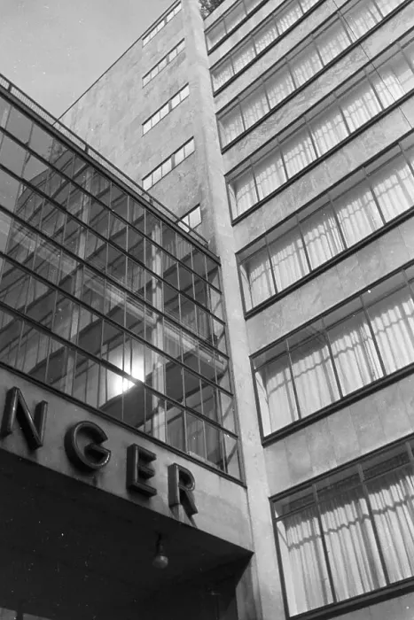 Impression encadrée : Stuttgart. Le magasin de détail Breuninger à Stuttgart en Allemagne dans les années 1930 Impression encadrée : Stuttgart. Le magasin de détail Breuninger à Stuttgart en Allemagne dans les années 1930