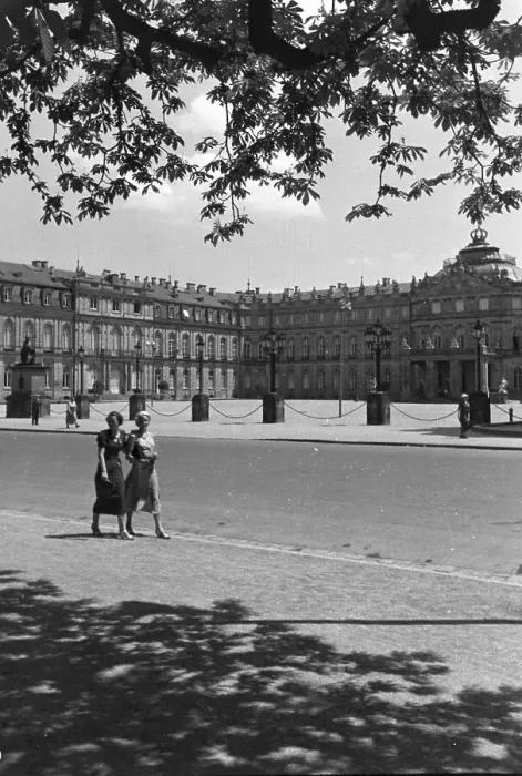 Impression encadrée : Stuttgart. Le cour d'honneur du Nouveau Château à Stuttgart en Allemagne Impression encadrée : Stuttgart. Le cour d'honneur du Nouveau Château à Stuttgart en Allemagne