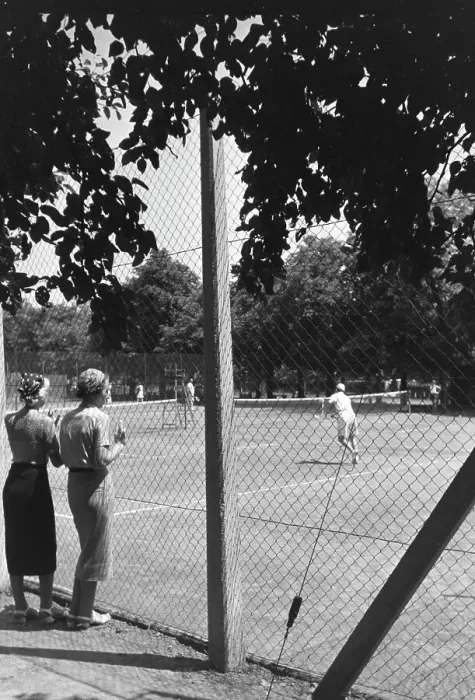Impression encadrée : Stuttgart. Tennisistes sur un terrain de tennis à Stuttgart en Allemagne des années 1930 Impression encadrée : Stuttgart. Tennisistes sur un terrain de tennis à Stuttgart en Allemagne des années 1930