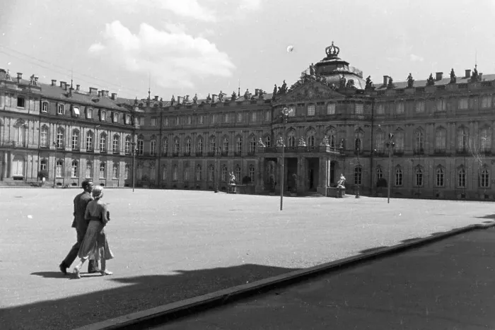 Impression encadrée : Stuttgart. Le cour d'honneur du Nouveau Château à Stuttgart en Allemagne Impression encadrée : Stuttgart. Le cour d'honneur du Nouveau Château à Stuttgart en Allemagne