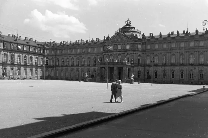 Impresión enmarcada : Stuttgart. El honorífico patio del Nuevo Palacio en Estuttgart, Alemania décadas de 1930 Impresión enmarcada : Stuttgart. El honorífico patio del Nuevo Palacio en Estuttgart, Alemania décadas de 1930