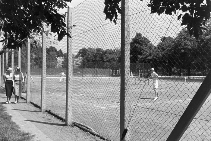 Framed Print : Stuttgart. Tennisspieler auf einem Tennisplatz in Stuttgart, Deutschland 1930er Jahre Framed Print : Stuttgart. Tennisspieler auf einem Tennisplatz in Stuttgart, Deutschland 1930er Jahre