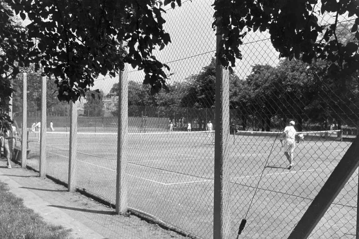 Stampa con cornice : Stuttgart. Tennisisti su un campo da tennis a Stoccarda Stampa con cornice : Stuttgart. Tennisisti su un campo da tennis a Stoccarda