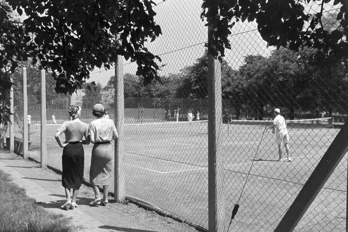 Framed Print : Stuttgart. Tennisspieler auf einem Tennisplatz in Stuttgart, Deutschland 1930er Jahre