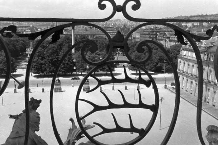 Impression encadrée : Stuttgart. Le cour d'honneur du Nouveau Château à Stuttgart en Allemagne Impression encadrée : Stuttgart. Le cour d'honneur du Nouveau Château à Stuttgart en Allemagne