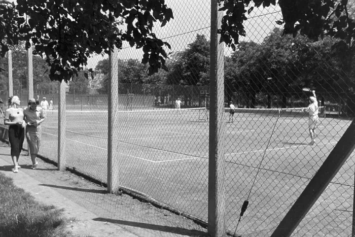Stampa con cornice : Stuttgart. Tennisisti su un campo da tennis a Stoccarda Stampa con cornice : Stuttgart. Tennisisti su un campo da tennis a Stoccarda