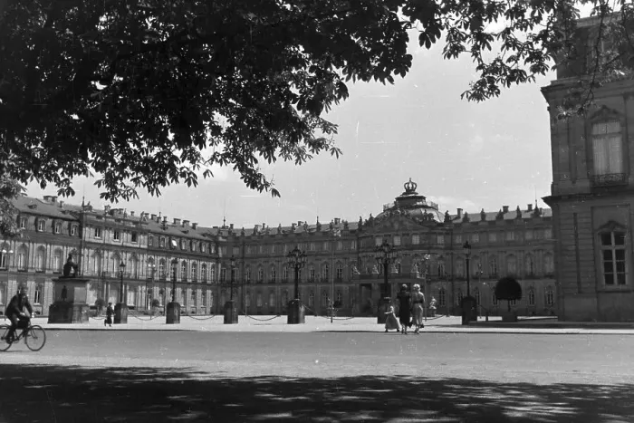 Stampa con cornice : Stuttgart. Il cortile onorifico del Nuovo Castello a Stoccarda, Germania anni '30 Stampa con cornice : Stuttgart. Il cortile onorifico del Nuovo Castello a Stoccarda, Germania anni '30