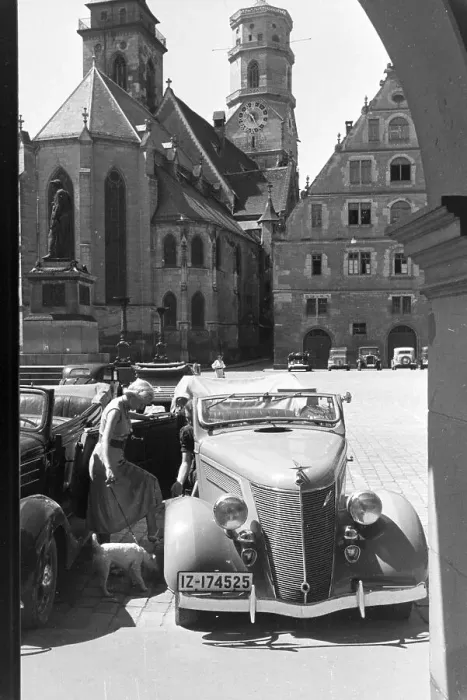 Gerahmter Druck : Stuttgart. PARKENDE AUTOS VOR DER STIFTSKIRCHE IN STUTTGART, DEUTSCHLAND 1930ER JAHRE