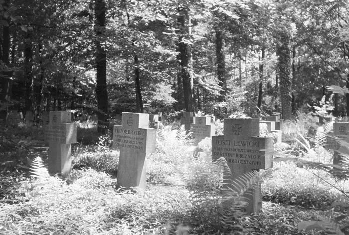 Impression encadrée : Stuttgart. Les tombes de les soldats mort pour la Première Guerre mondiale Impression encadrée : Stuttgart. Les tombes de les soldats mort pour la Première Guerre mondiale