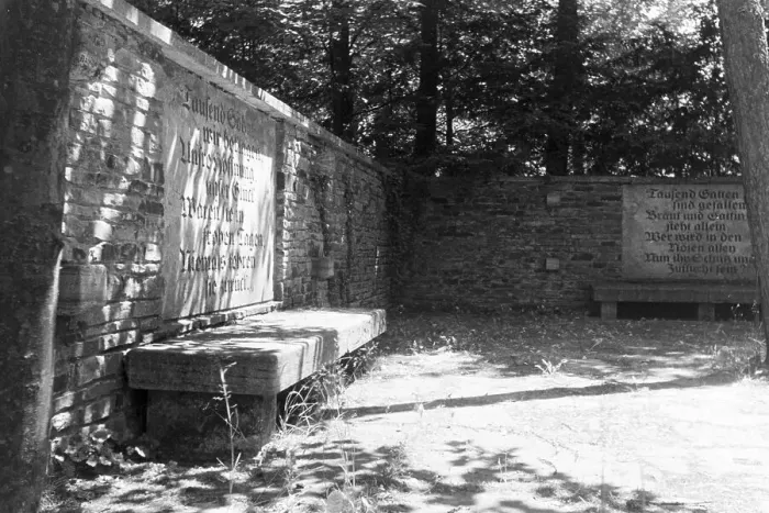 Stampa con cornice : Stuttgart. Il cimitero militare per i caduti della Prima Guerra Mondiale Stampa con cornice : Stuttgart. Il cimitero militare per i caduti della Prima Guerra Mondiale
