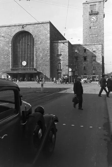 Gerahmter Druck : Stuttgart. Der Verkehr mit Autos vor dem Hauptbahnhof von Stuttgart im Gerahmter Druck : Stuttgart. Der Verkehr mit Autos vor dem Hauptbahnhof von Stuttgart im