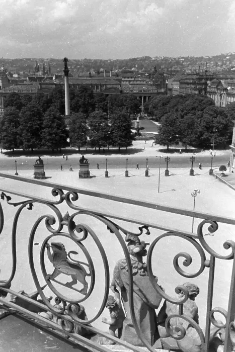 Framed Print : Stuttgart. Blick auf den Ehrenhof des Neuen Schlosses und die Jubiläumssäule in Stuttgart Framed Print : Stuttgart. Blick auf den Ehrenhof des Neuen Schlosses und die Jubiläumssäule in Stuttgart