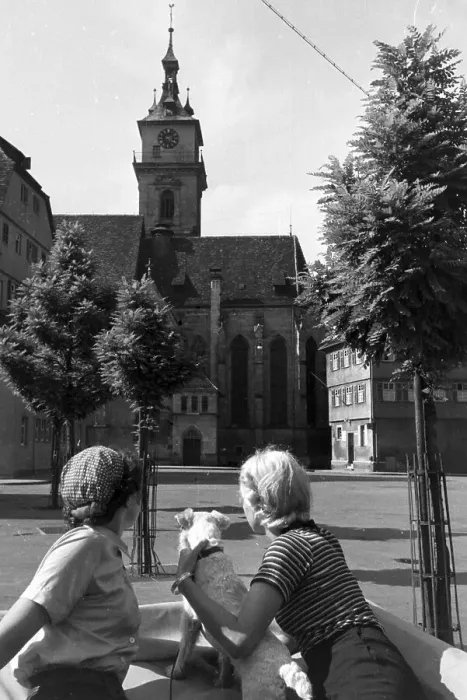 Impresión enmarcada : Stuttgart. Un auto estacionado frente a la Iglesia Colegial de San Pedro en Estuttgart Impresión enmarcada : Stuttgart. Un auto estacionado frente a la Iglesia Colegial de San Pedro en Estuttgart