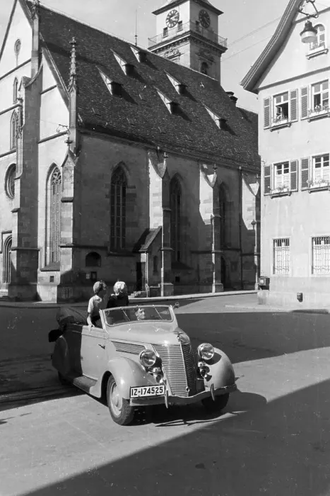 Framed Print : Stuttgart. Ein an der Stuttgarter Stiftskirche vorbeifahrender Ford V8
