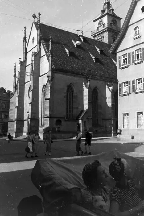 Gerahmter Druck : Stuttgart. Ein parkendes Auto vor der Stiftskirche im historischen Stadtkern von Stuttgart Gerahmter Druck : Stuttgart. Ein parkendes Auto vor der Stiftskirche im historischen Stadtkern von Stuttgart