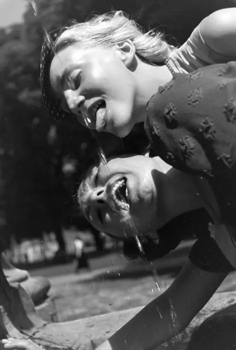 Framed Print : Stuttgart. Zwei junge Frauen an einem Trinkwasserbrunnen, Deutschland 1930er Jahre Framed Print : Stuttgart. Zwei junge Frauen an einem Trinkwasserbrunnen, Deutschland 1930er Jahre